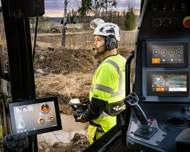 Operator with Scanreco remote control and CrossControl in-cabin displays